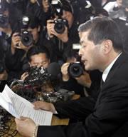 South Korean cloning pioneer Woo Suk Hwang Woo apologises for ethical lapses during a news conference in Seoul.